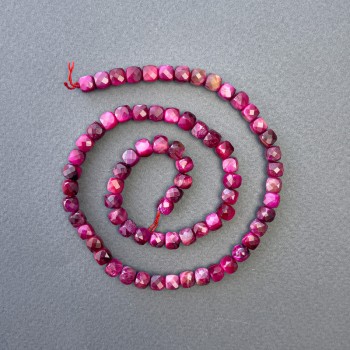 Mărgele din ochiul de tigru rubiniu tonat, piatră naturală, tăiate cub, diametrul 5×5 mm, lungime 39 cm, pe fir