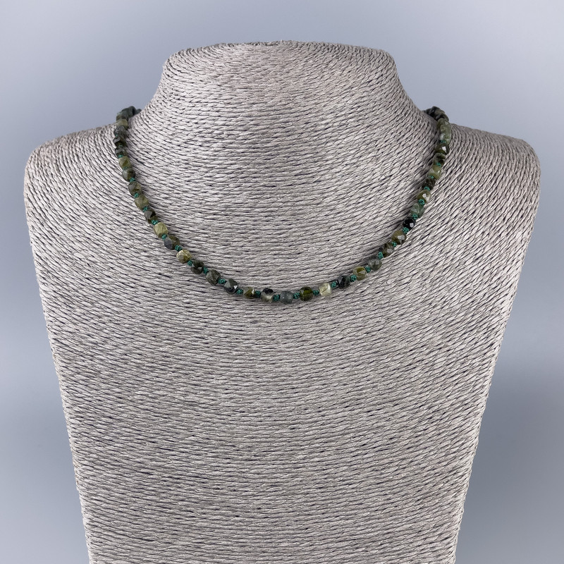 Colier din turmalin verde, piatră naturală fațetată în cuburi, dimensiunea 4x4 mm, lungime 51 cm