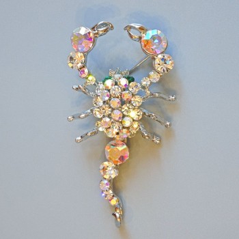 Broșă Scorpion cu strasuri albe și verzi, din metal argintiu 70×37 mm+