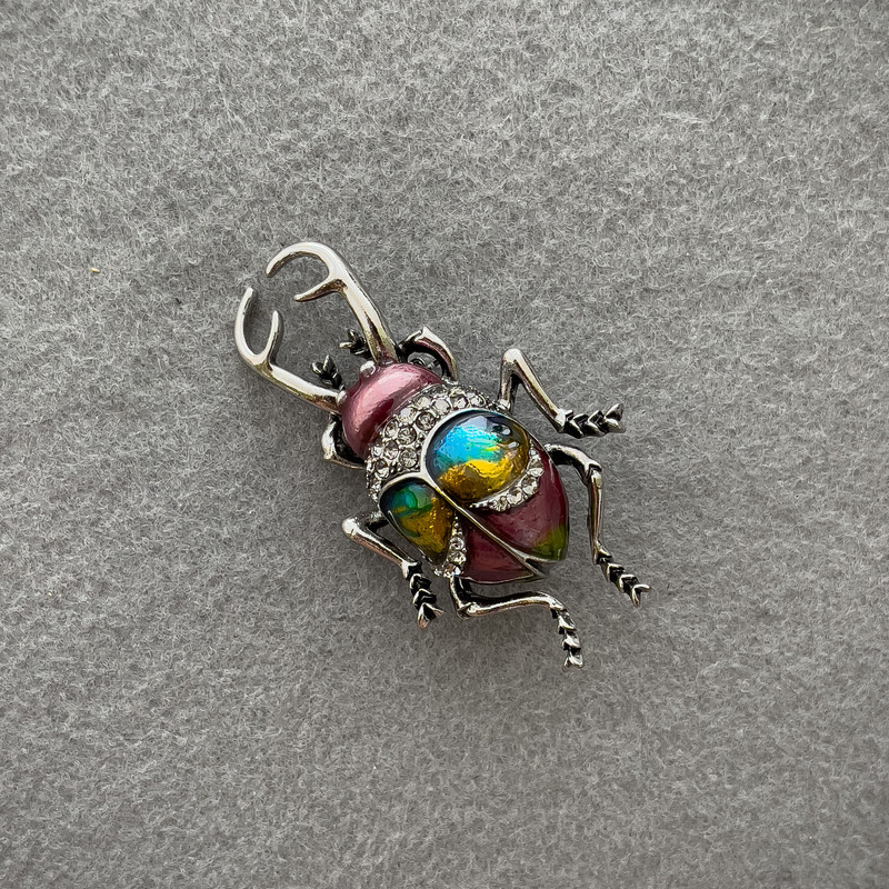 Broșă în formă de insectă roz, galbenă și albastră email, cu strasuri albe, metal argintiu 58x34mm+