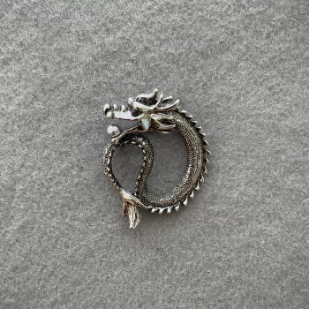 Broșă-pendent Dragon cu perlă, metal argintiu 40×34 mm +