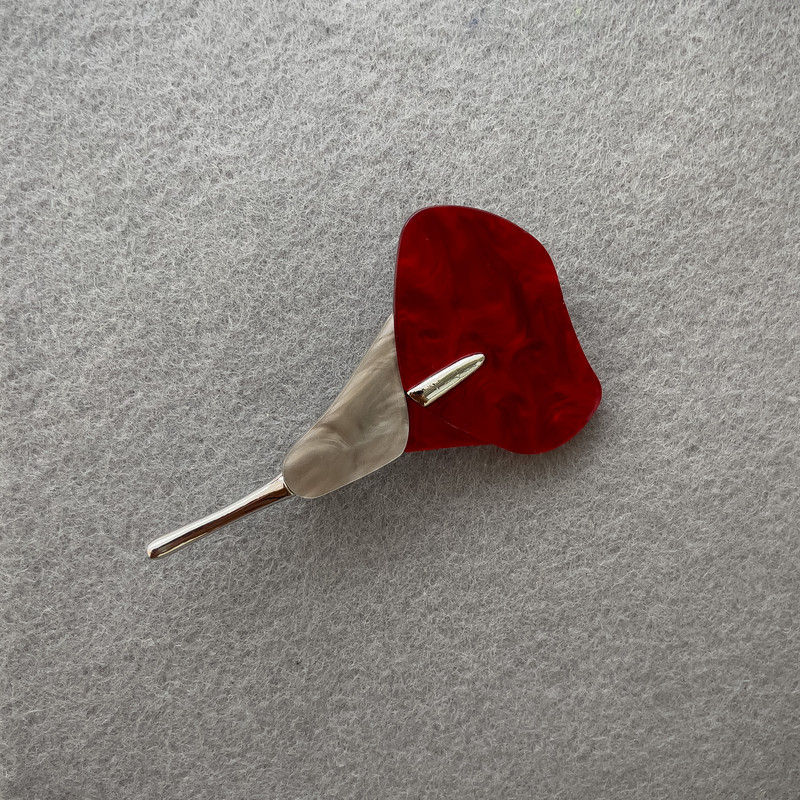 Broșă Floarea Calla roșie și sidef gri, metal argintiu 76×44 mm+