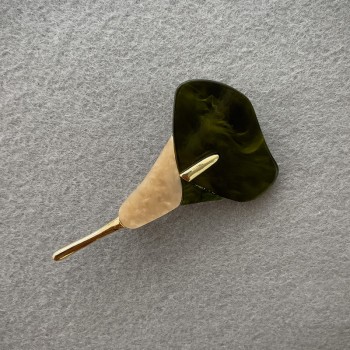 Broșă Floare de Calla, sidef verde și alb, metal auriu, 76x44 mm+