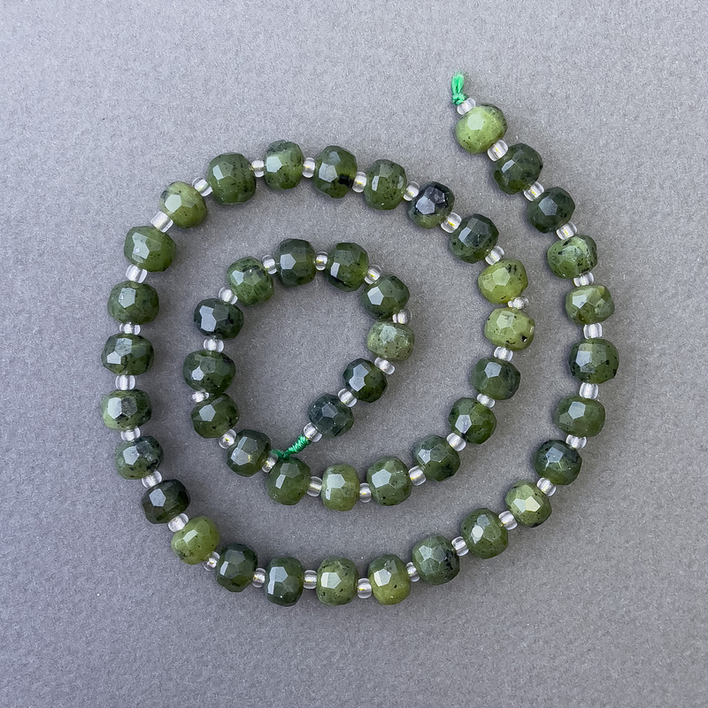 Mărgele din jad canadian natural, tăiate, formă rondel pe șnur, diametrul 7,5×6 mm, lungime aproximativă 38 cm, cu mărgele de 3×2 mm