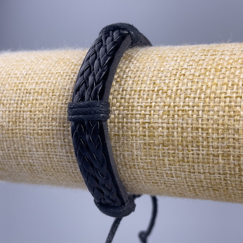 Brățară, lungime 18–25 cm, grosime 12 mm, piele ecologică neagră, cu închidere reglabilă