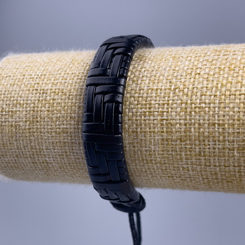Brățară, lungime 18–25 cm, grosime 13 mm, piele ecologică neagră, închidere reglabilă