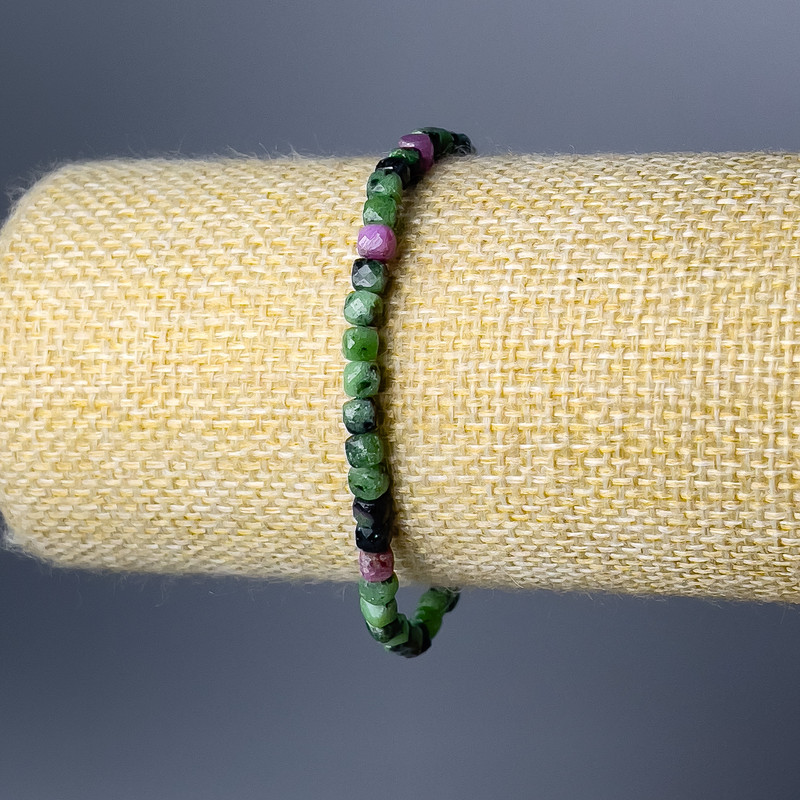 Brățară din zoizit natural, cuburi tăiate, diametru aproximativ de 4 mm, lungime 18 cm (pe elastic)