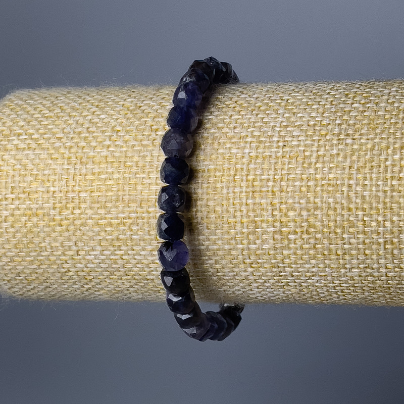 Brățară din iolit, piatră naturală, cuburi tăiate, diametrul 6 mm, lungime 18 cm (elastic)