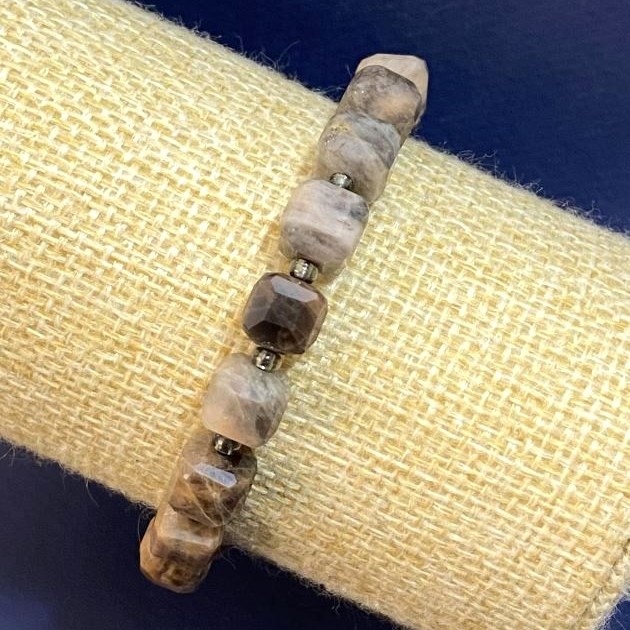 Brățară cu piatră solară naturală, cuburi cu fațete, diametrul 8 mm, lungime 18 cm (elastic), cu mărgele de sticlă