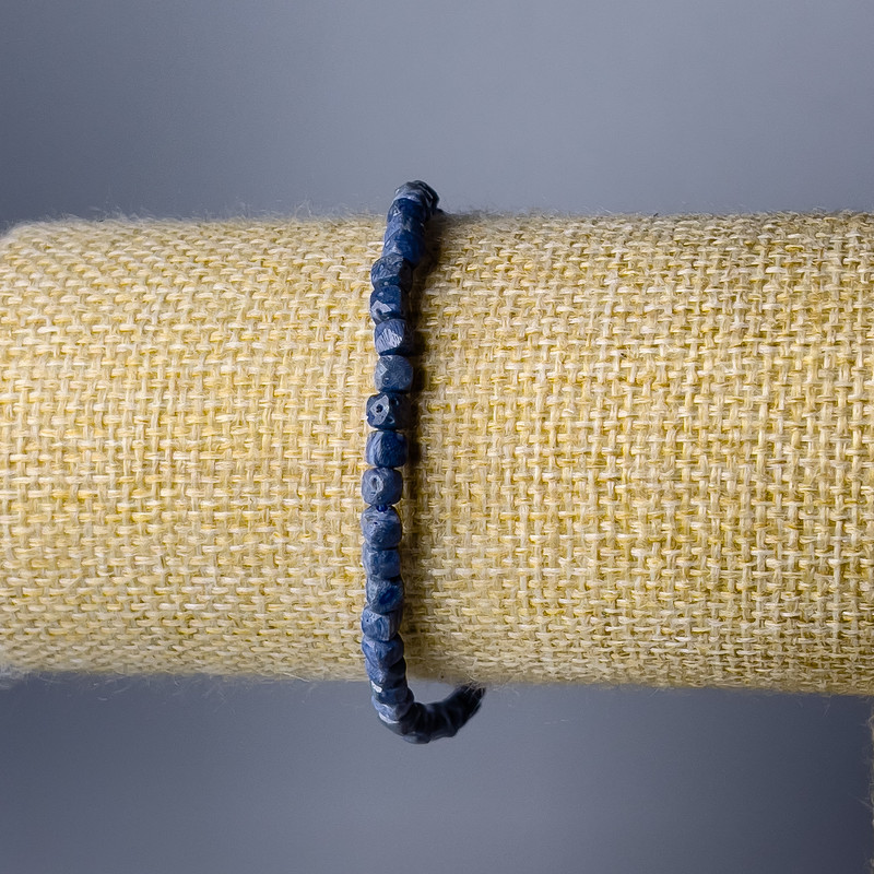 Brățară din coral buretos, piatră naturală, cuburi fațetate, diametrul 4 mm, lungime 18 cm (elastic)