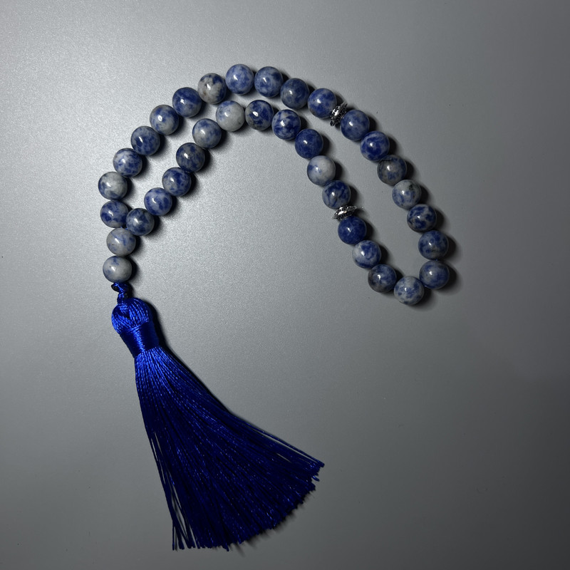 Mătănii din sodalit, piatră naturală, mărgele netede, diametrul aproximativ de 8,5 mm, 33 mărgele, cu inserții metalice