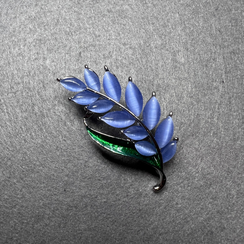 Broșă ramură cu ochi de pisică albastru, email verde, metal auriu 22x47 mm