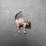 Broșă Pisicuță roz și negru perlat, metal auriu 28×37 mm
