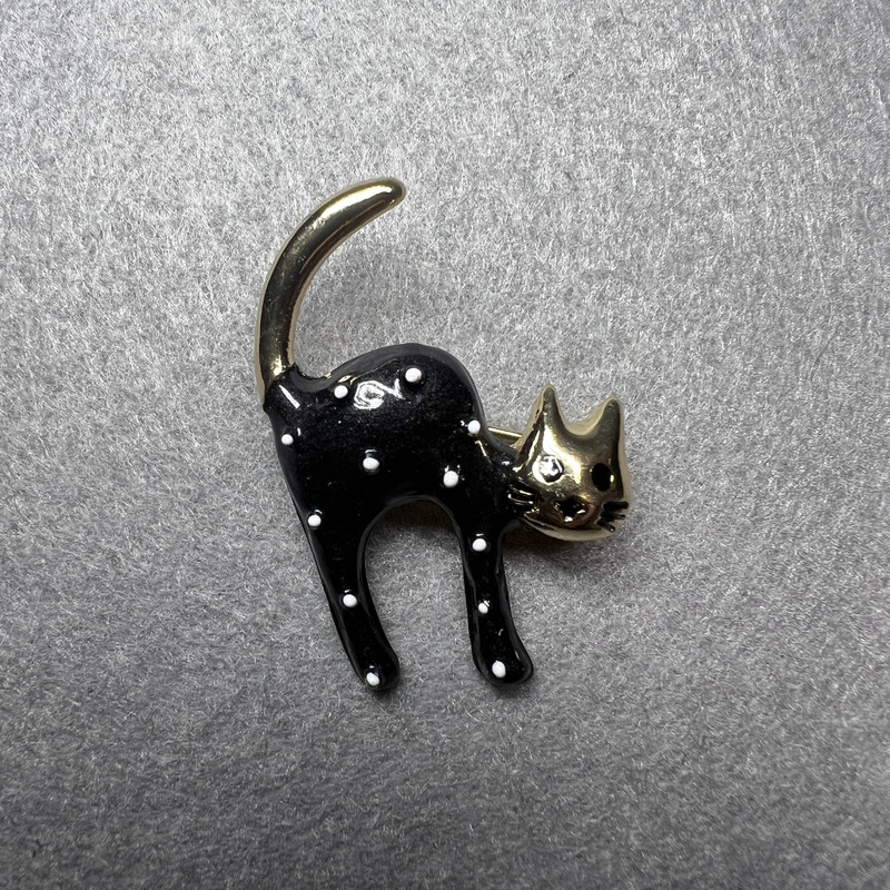Broșă pisicuță neagră și albă, sidef, metal auriu 28×37 mm