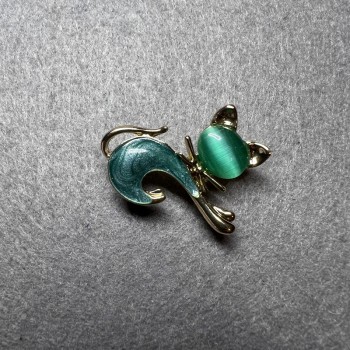 Broșă pisicuță cu ochi de pisică verde, sidef verde, metal auriu 28×23 mm
