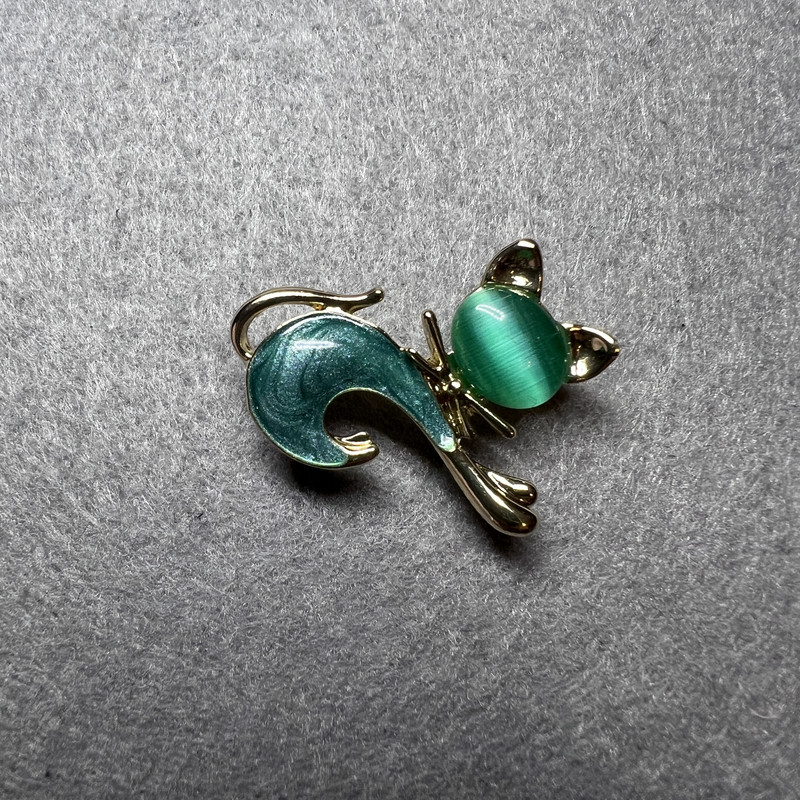 Broșă pisicuță cu ochi de pisică verde, sidef verde, metal auriu 28×23 mm