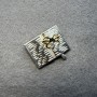 Broșă în formă de carte cu ochelari, email deschis gri și auriu, metal argintiu 35×26 mm