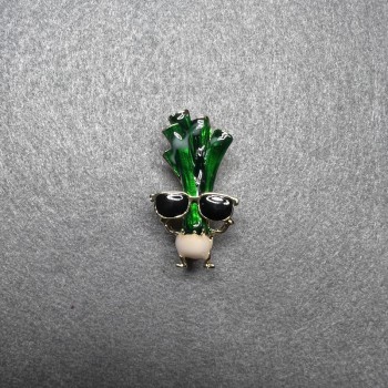 Broșă țelină în ochelari, verde, negru și alb email, metal auriu, 18×32 mm