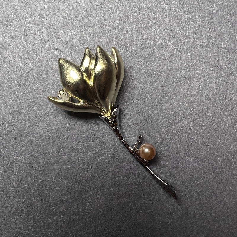 Broșă Floarea magnoliei, email auriu și argintiu, strasuri aurii, mărgea, metal auriu 29x65mm