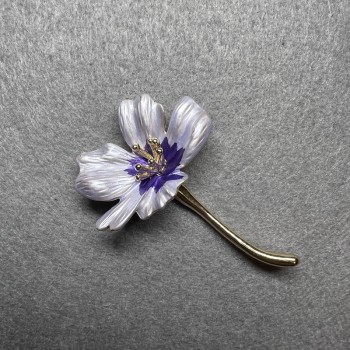Broșă cu floare cosmea, email albastru, metal auriu 34x52 mm