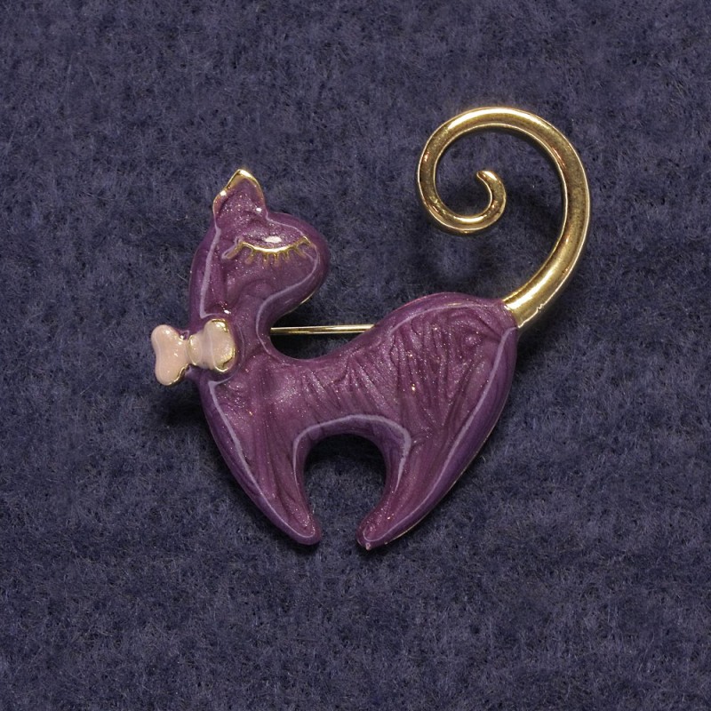 Broșă pisicuță mov perlat, metal auriu 37×38 mm