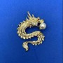 Broșă Dragon metal auriu, cristale albe, mărgea albă, 45×64 mm