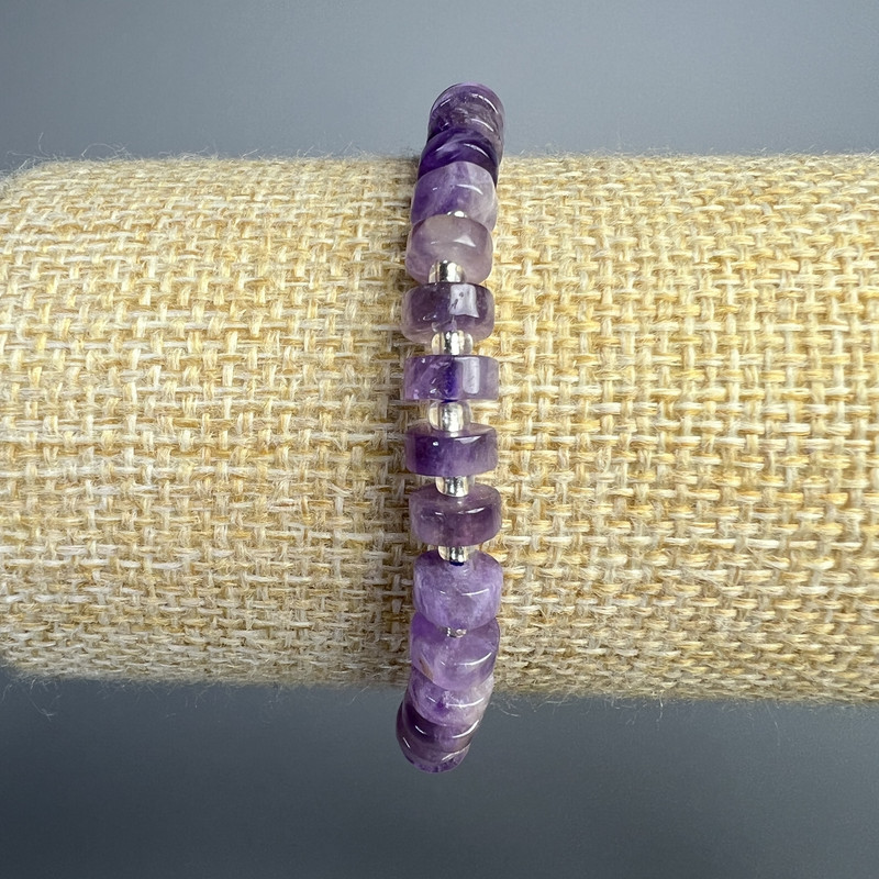Brățară din ametist natural discuri, diametru aproximativ 6,5×3 mm, lungime 18 cm, pe bază elastică, cu mărgele