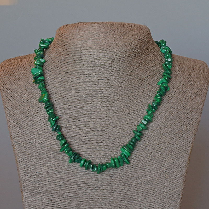 Colier din malahit, piatră naturală mărunțită, diametrul 8×3 mm, lungime 48 cm