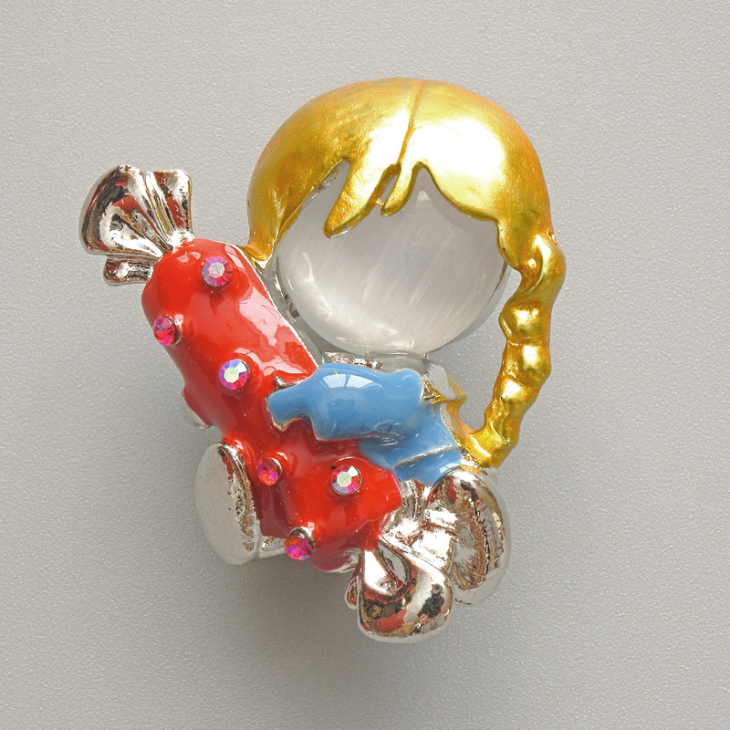 Broșă Fetiță cu bomboană, ochi de pisică alb, email roșu și albastru, strasuri camaleon, metal argintiu 25x30mm