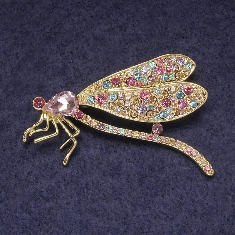 Broșă-pendulă «Fluture» cu cristal roz, strasuri colorate, metal auriu 55×35 mm
