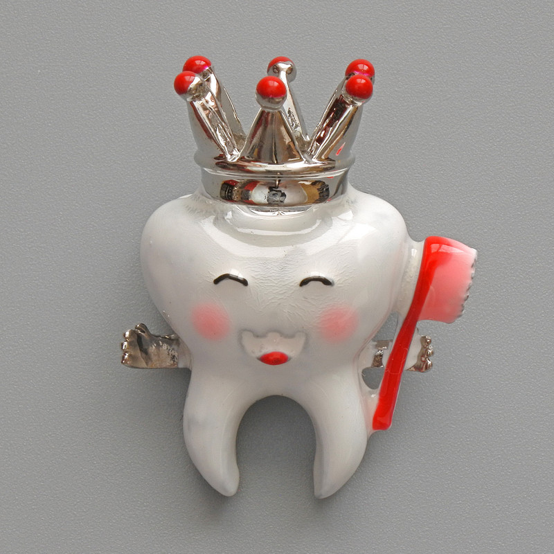 Broșă-pandantiv «Dintele cu coroană» email alb, roz și argintiu, metal argintiu 25×32 mm