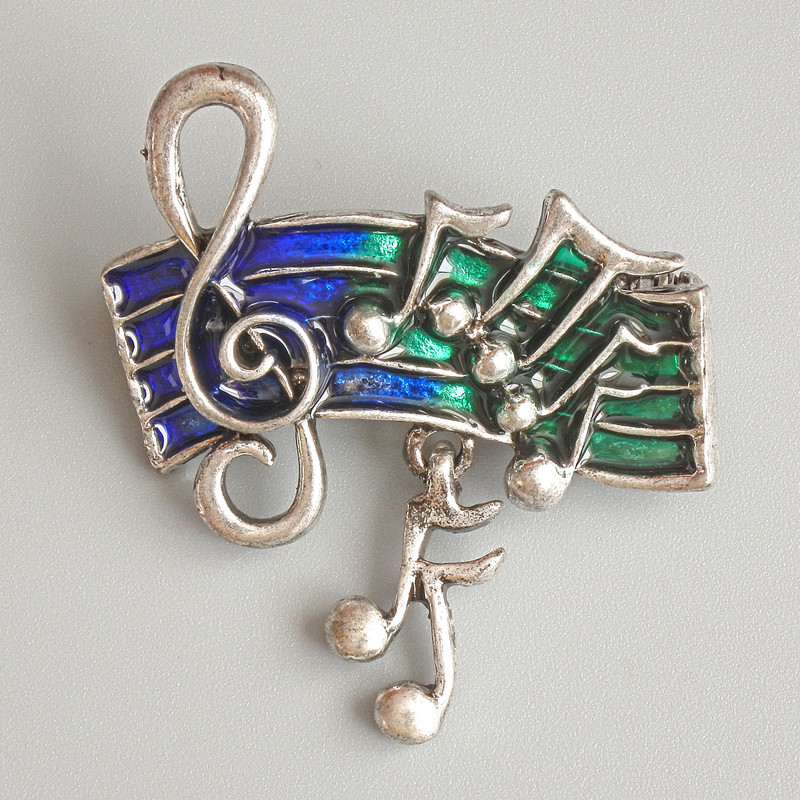Broșă cu note muzicale, email verde și albastru, metal argintiu, 33×26 mm