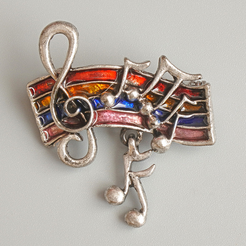 Broșă cu note muzicale, email multicolor, metal argintiu, 33×26 mm