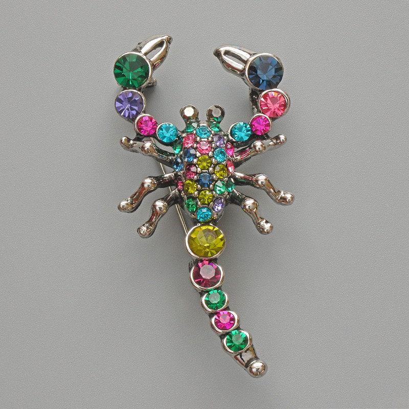 Broșă-pandantiv Scorpion, strasuri colorate, metal argintiu 28×54 mm