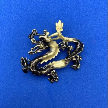 Broșă-pandantiv Dragon maro și alb email, metal argintiu 47×41 mm