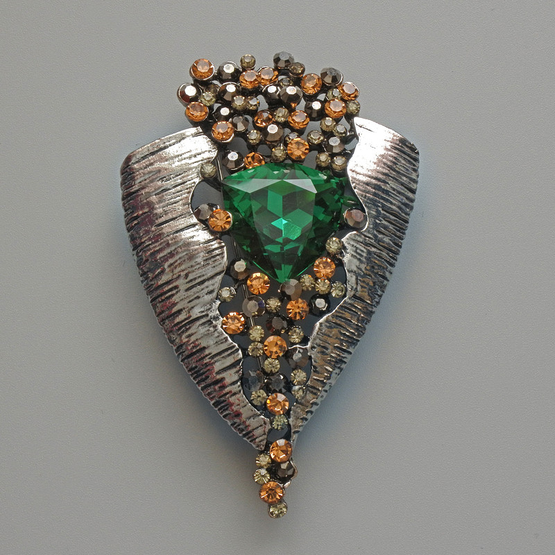 Broșă-pandant Accent cu cristal verde, strasuri negre și galbene, metal argintiu 41x65 mm