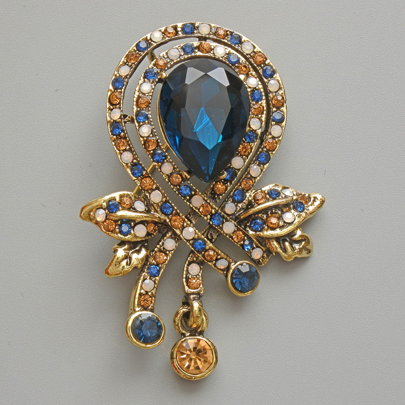 Broșă-pendativ Accent cu cristal albastru, strasuri albastre, albe și galbene, metal auriu 37×46 mm