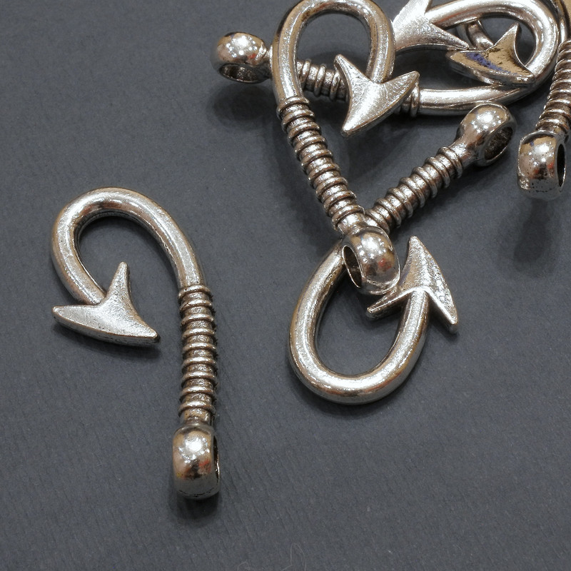 Pandantiv – cârlig, diametrul 16×39 mm, ambalaj 20 g, 5 bucăți (+ -)