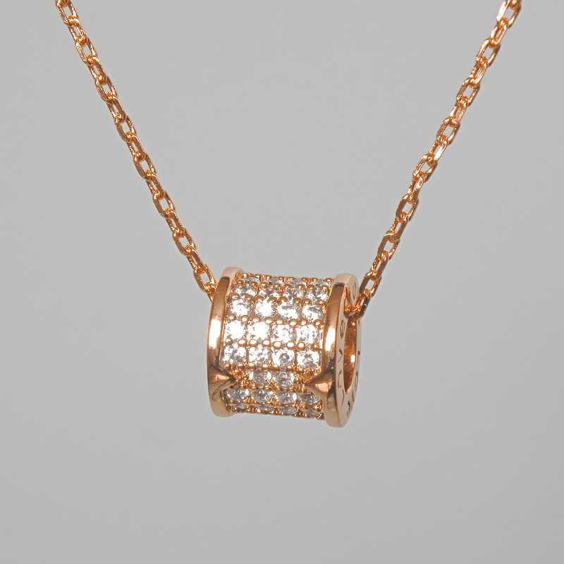 Colier Xuping cu pandantiv cu cristale albe, diametrul 7×8 mm, lungime 41–44 cm, grosime 1 mm