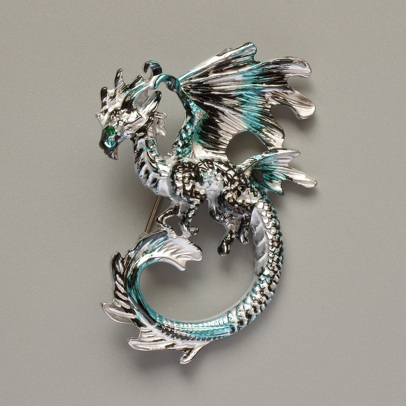 Broșă – pandantiv Dragon albastru deschis, negru și gri, email mat, metal argintiu, 42×58 mm