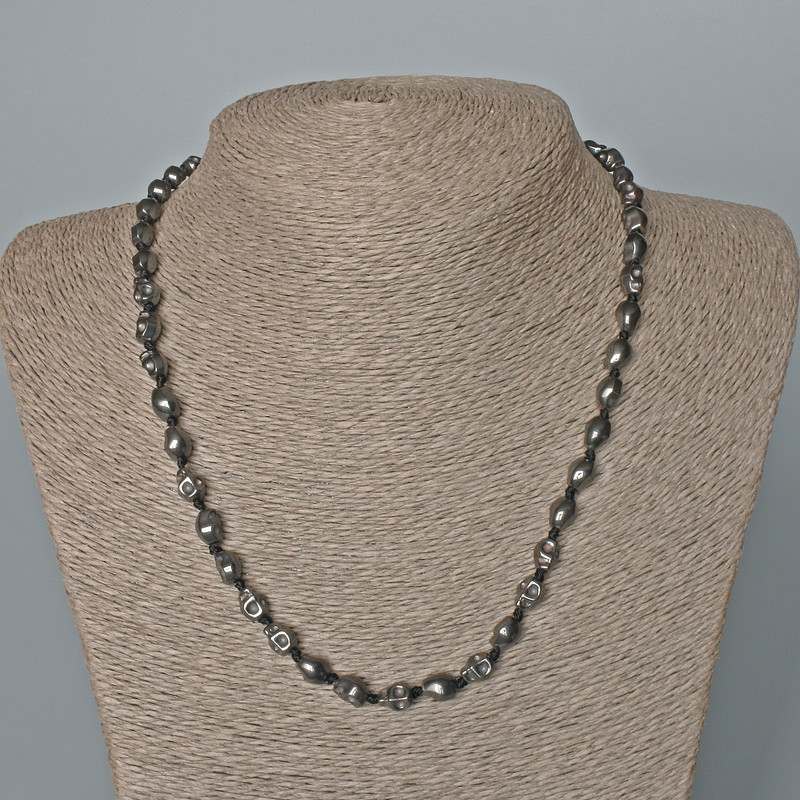 Colier din hematit cu craniu, diametrul aproximativ 6×8×6 mm, lungime 48 cm