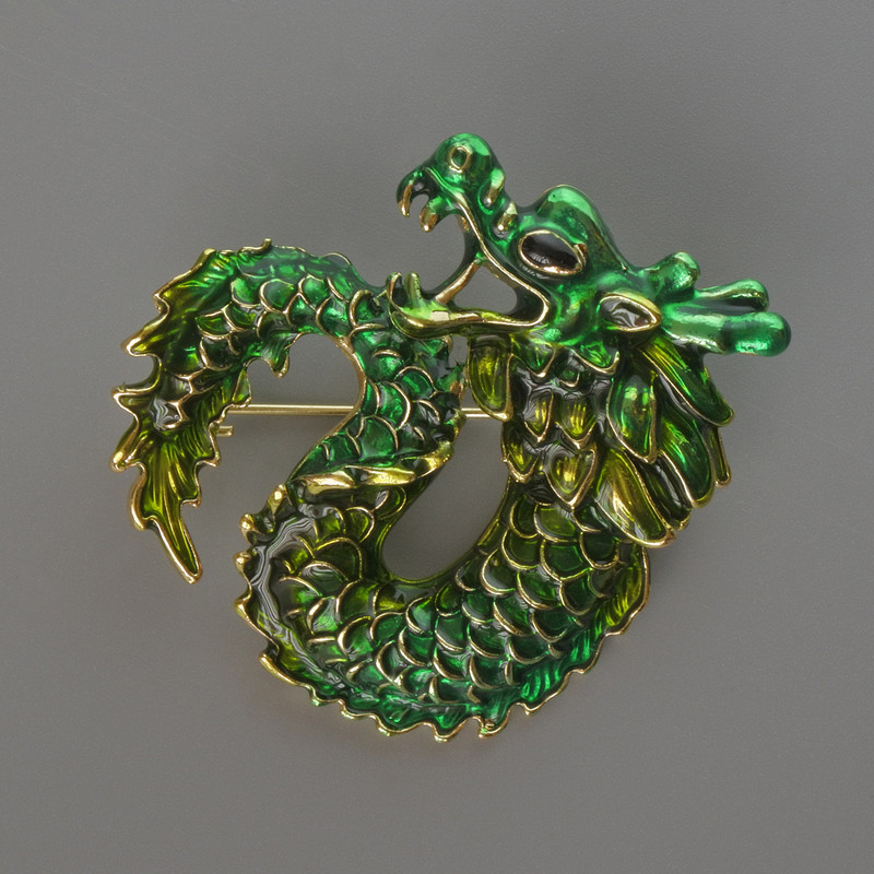 Broșă-pendativ Dragon, email verde și verde salată, metal auriu 42×42 mm