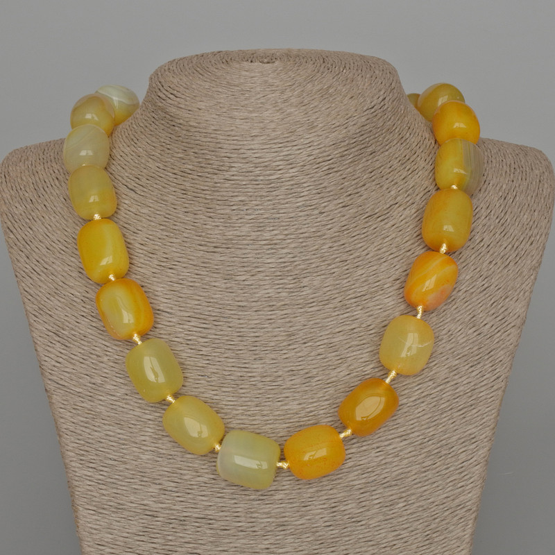 Colier din agat galben, piatră naturală, bucăți dreptunghiulare, dimensiuni aproximative 15×20 mm, lungime 50 cm