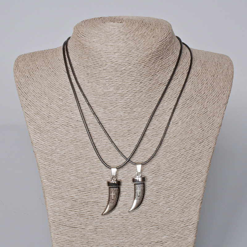 Pandantive pereche «Colț» email negru și metal argintiu 35×12 mm, lungime 45–50 cm