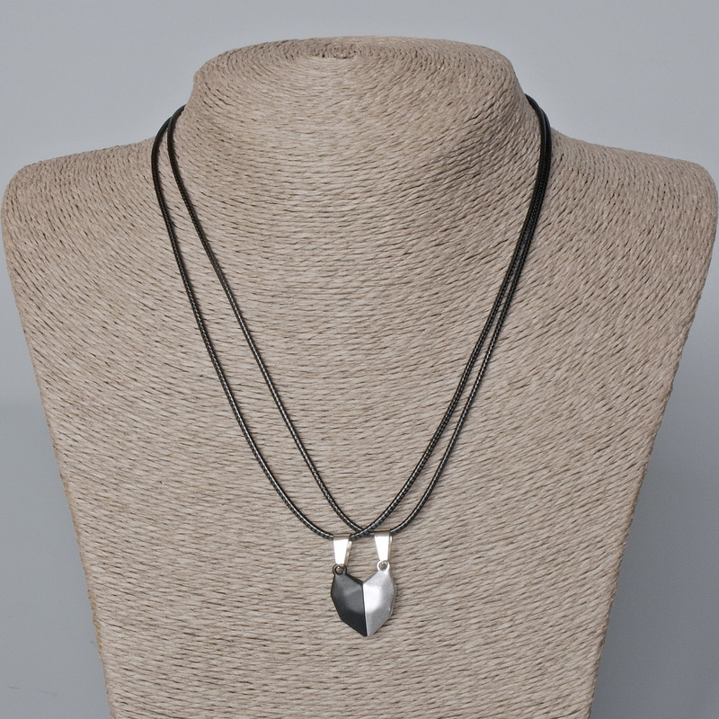 Pandantive pereche «Inimă» pe magnet, email negru și gri mat, 20,5×17,5 mm + -, lungime 45-50 cm+