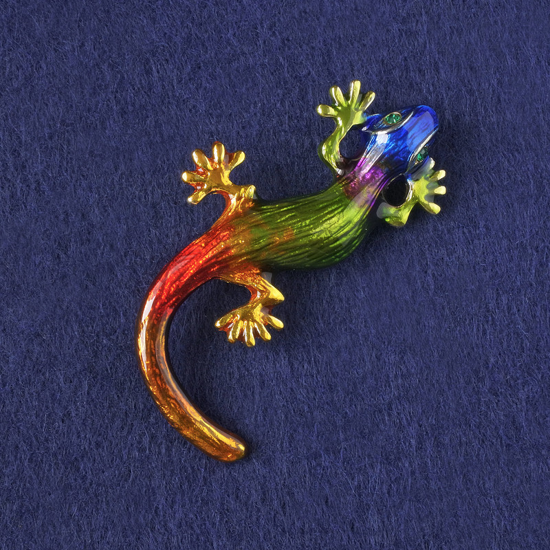 Broșă-pendulă în formă de șopârlă, multicoloră, email, cu strasuri verzi, metal auriu, 56×28 mm