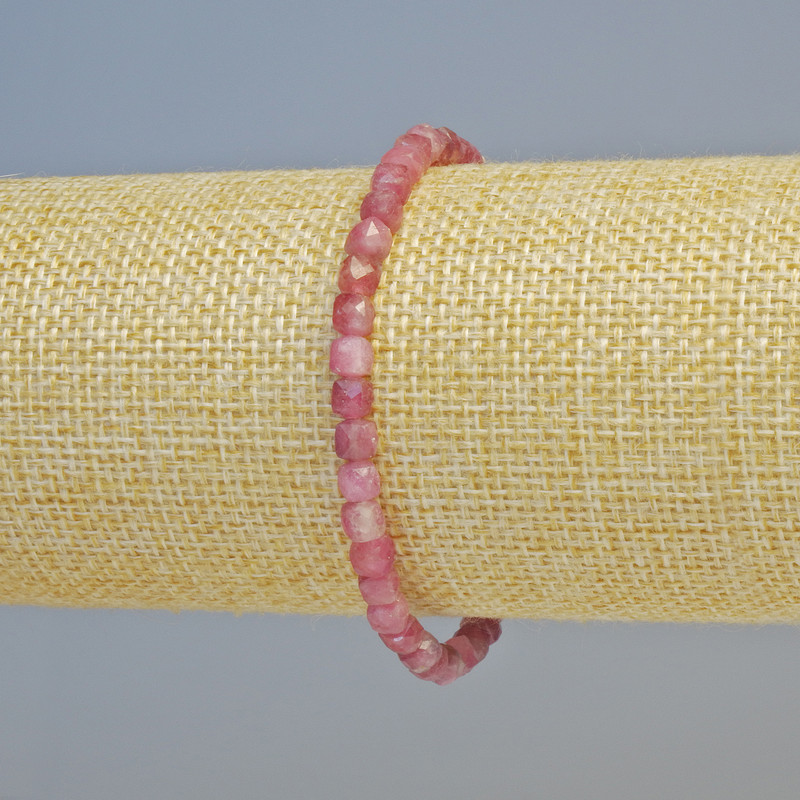 Brățară din rubelit turmalin, piatră naturală, cuburi tăiate, diametrul de 4,5 mm ± (pe bază elastică), lungime 18 cm+