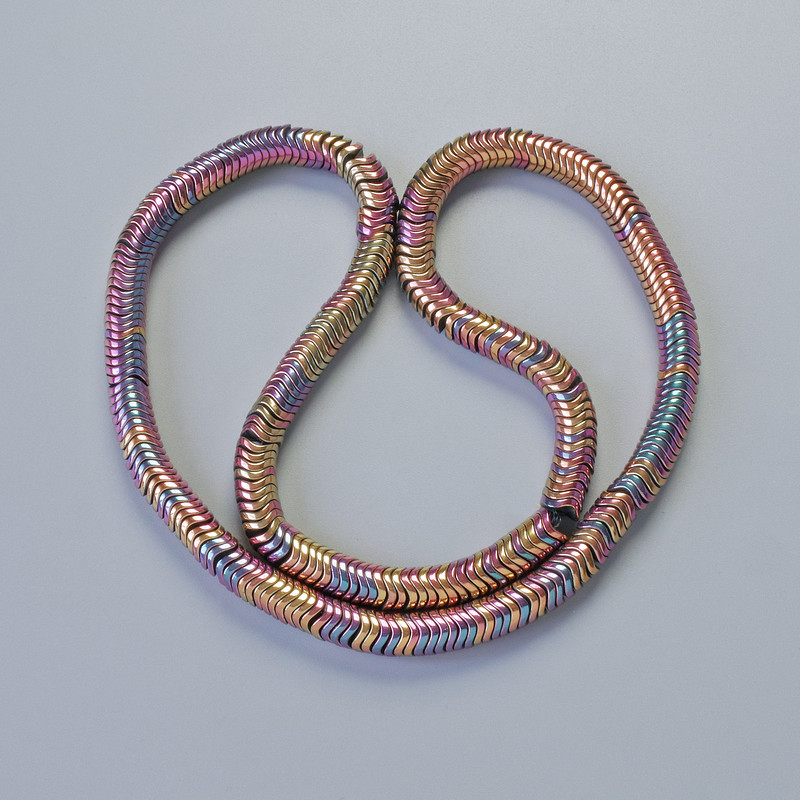 Mărgele hematit culoare camaleon, formă zigzag, diametrul 6x2 mm ±, lungimea 40 cm ± pe șnur