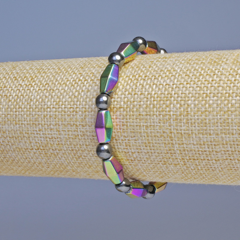 Brățară din hematit culoare benzină, mărgele biconice, diametrul 13×7 mm ±, mărgea neagră, diametrul 6 mm ±, lungime 18 cm ±, pe bază elastică