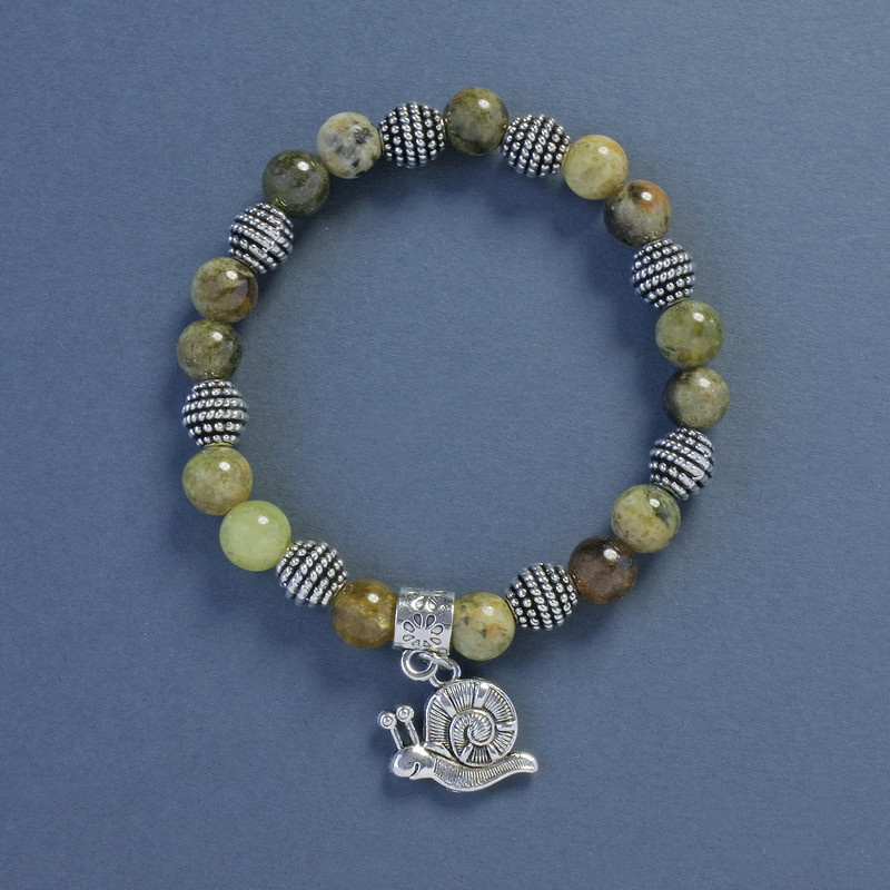 Brățară verde din granat grosular, bilă de 8 mm, lungime 18 cm, pe elastic, cu pandantiv în formă de melc